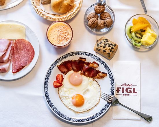 Eierspeise mit gebratenem Speck zum Frühstück 