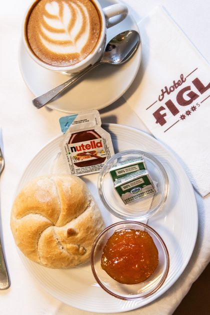 pane con nutella, marmellata e burro