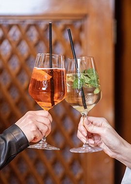 zwei Aperitifs: ein Hugo und ein Veneziano