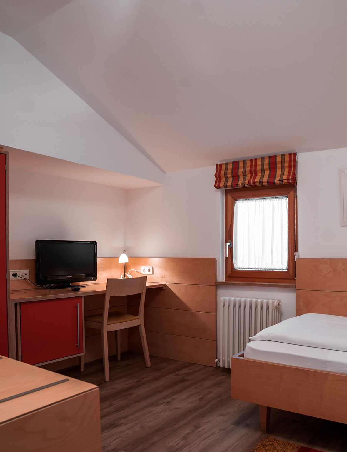 Schreibtisch mit TV und Lampe