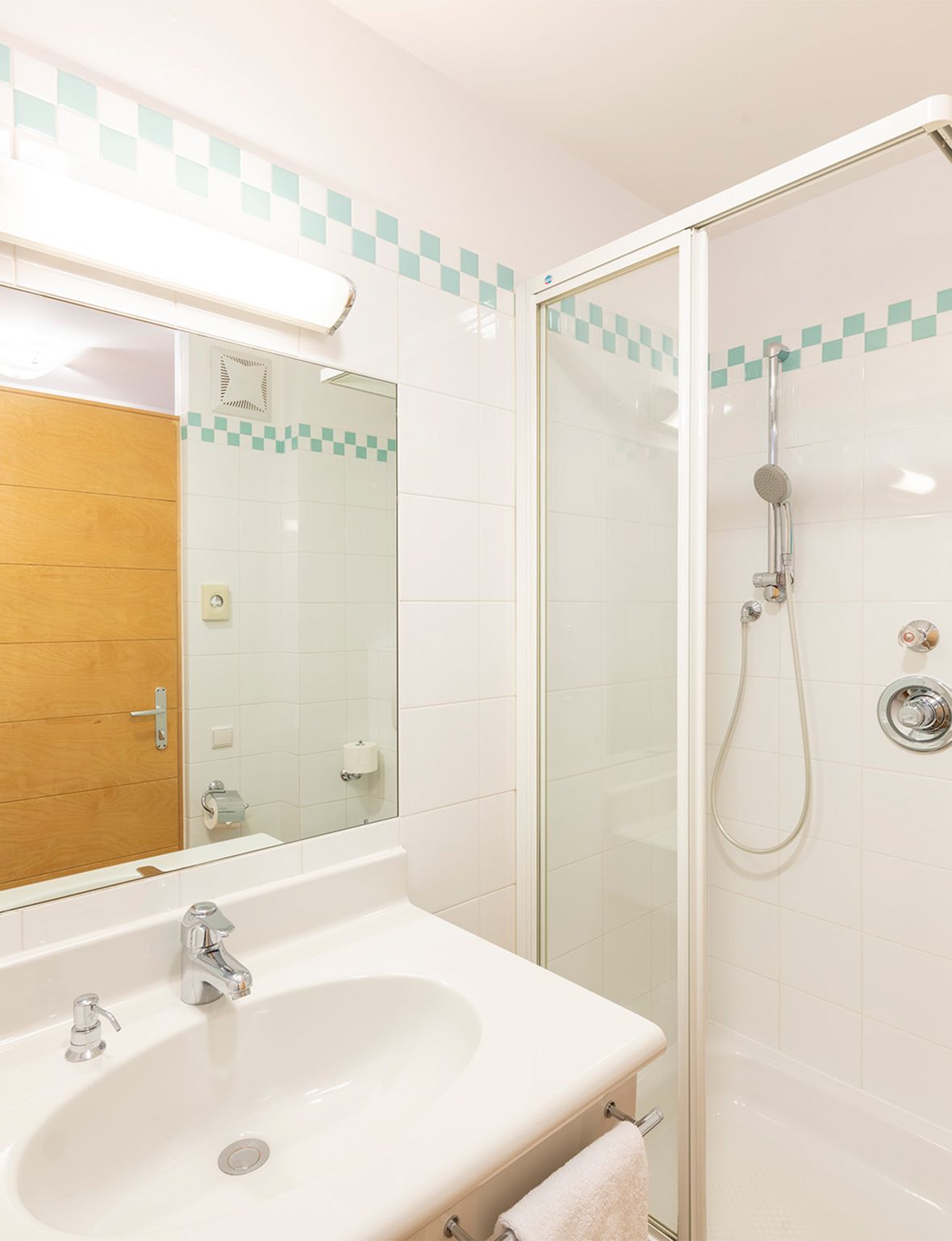 Badezimmer mit Dusche