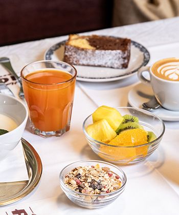 frisches Obst und Müsli