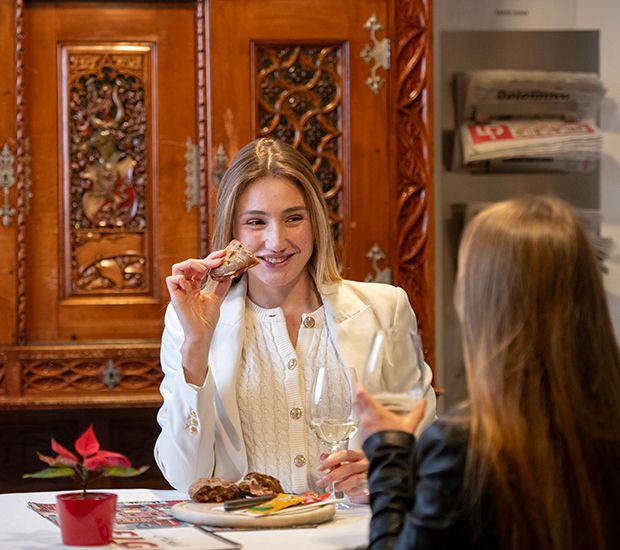 eine Dame genießt Bauerntoast im Figl